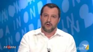 Salvini: "Scafisti e mafiosi, mi fate schifo"