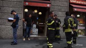 Milano, uomo si dà fuoco davanti alla polizia: è grave