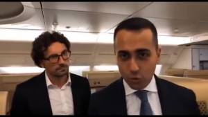 Luigi Di Maio e Danilo Toninelli salgono sull'Air Force Renzi