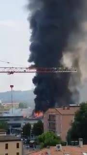 Bologna, esplode un camion: la colonna di fumo