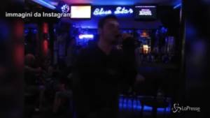 Tiziano Ferro, karaoke in Portogallo: il pubblico lo ignora