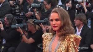 Venezia, sul red carpet brilla la stella di Natalie Portman