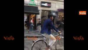 Fabrizio Corona canta "Viva la libertà" in bici. Ma qualcosa va storto