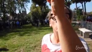 Roma, Raggi contestata al parco della Resistenza