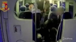 Tre giovani rapinatori in azione sul treno Napoli-Caserta