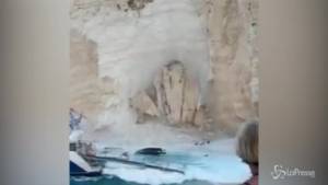 Paura su una spiaggia a Zante: crolla parte della scogliera