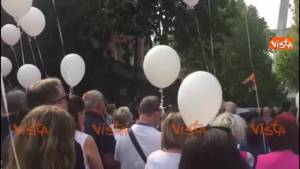 Genova, gli sfollati liberano in aria i palloncini bianchi