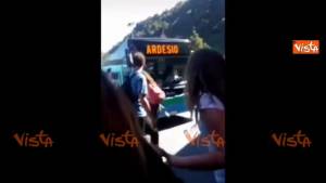Scontro tra autobus a Bergamo, muore un 14 enne, le immagini dell'incidente