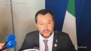 Salvini invita a cena Juncker: situazione "sobria" in un ristorante vegano