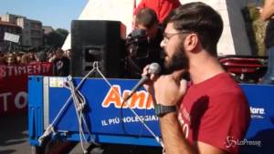 Roma, studenti in piazza "sfondano" il muro del governo