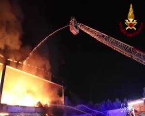 Milano, le immagini dal drone dell'incendio a Quarto Oggiaro