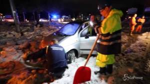 Bomba d'acqua a Roma, strade allagate. Vento forte a Milano