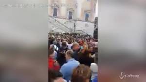 Roma, Campidoglio gremito contro Virginia Raggi