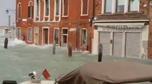Maltempo, Venezia piegata dalle raffiche di vento