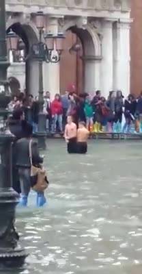 Venezia, ragazzi fanno il bagno in Piazza San Marco