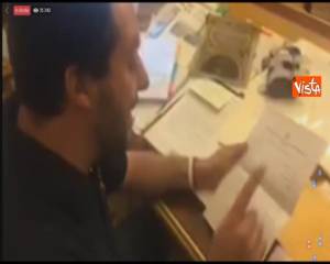 Diciotti, Salvini apre la lettera della Procura in diretta Fb: ''Chiesta l'archiviazione''