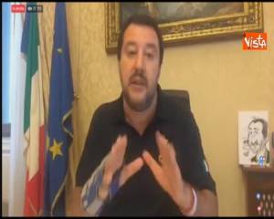 Salvini: ''L'8 dicembre in piazza mandiamo un mega-selfie a Juncker''