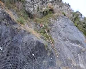 Strage di alberi a Belluno, si lavora per rimuovere i tronchi pericolanti