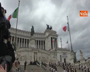 Le Frecce Tricolore volano su piazza Venezia per le celebrazioni del 4 Novembre