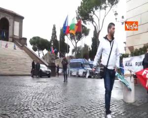 Rifiuti, i lavoratori Ama scioperano a Roma