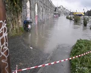 Maltempo, il Po esonda a Torino e invade i Murazzi