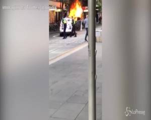 Melbourne: uomo accoltella persone in strada, l'aggressione in un video