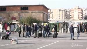 Roma, sgomberato il centro migranti Baobab