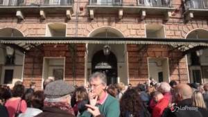 Torino, il flash mob dei giornalisti contro gli attacchi della politica