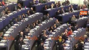 Ululati in aula contro Merkel, Tajani interviene