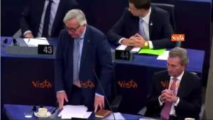 Ululati contro Merkel, Tajani zittisce l'aula con una battuta