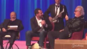 Matteo Salvini canta da Costanzo