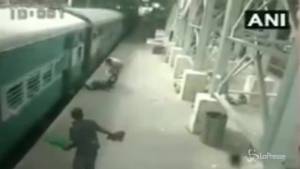 India: il treno lo trascina via, ma viene miracolosamente salvato