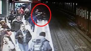 Incidente metro Milano, nel video la donna che ha provocato il caos