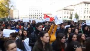 Milano, gli studenti sfidano Polizia e governo