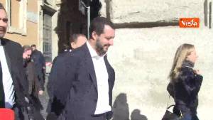 Salvini inseguito da telecamere scherza: ”Non cambio espressione del volto nei prossimi metri”