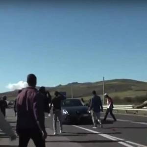 Mineo, rivolta stranieri per tagli fondi: strade occupate e sassaiole