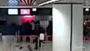 Fiumicino, ecco come rubano le borse in aeroporto