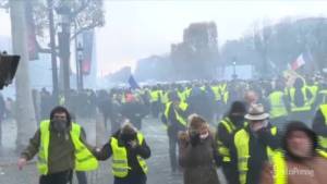 Parigi, lacrimogeni e idranti contro i manifestanti