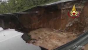 San Felice al Circeo: voragine sulla via Pontina, coinvolta una vettura. Ci sarebbe un disperso