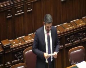 Dl Sicurezza, il governo pone la fiducia. Pd: "Vergogna, Vergogna"