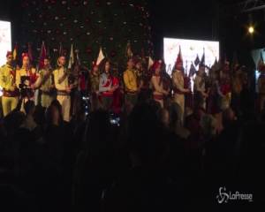 Betlemme si prepara al Natale: acceso l'albero in piazza della Mangiatoia