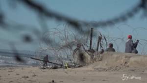 Frontiera Usa-Messico: migranti attraversano il confine a Tijuana