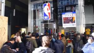 Milano, coda davanti al nuovo Nba Store