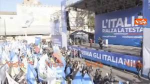Salvini sul palco con la felpa della Polizia
