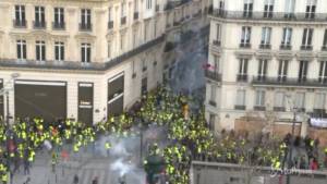 Parigi: i primi scontri durante la manifestazione dei gilet gialli