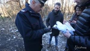 Milano, controlli al bosco di Rogoredo dove è stato aggredito Corona