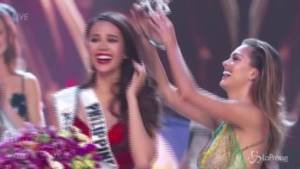 Miss Universo, vince la 24enne delle Filippine