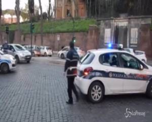 Roma, bus in fiamme vicino al Colosseo