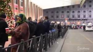 Taxi fermi a Roma, gente in attesa alla Stazione Termini