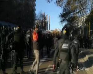 Barcellona, scontri tra manifestanti e forze dell'ordine